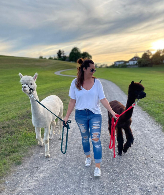 Salina und Marino mit Marlen am Spazieren